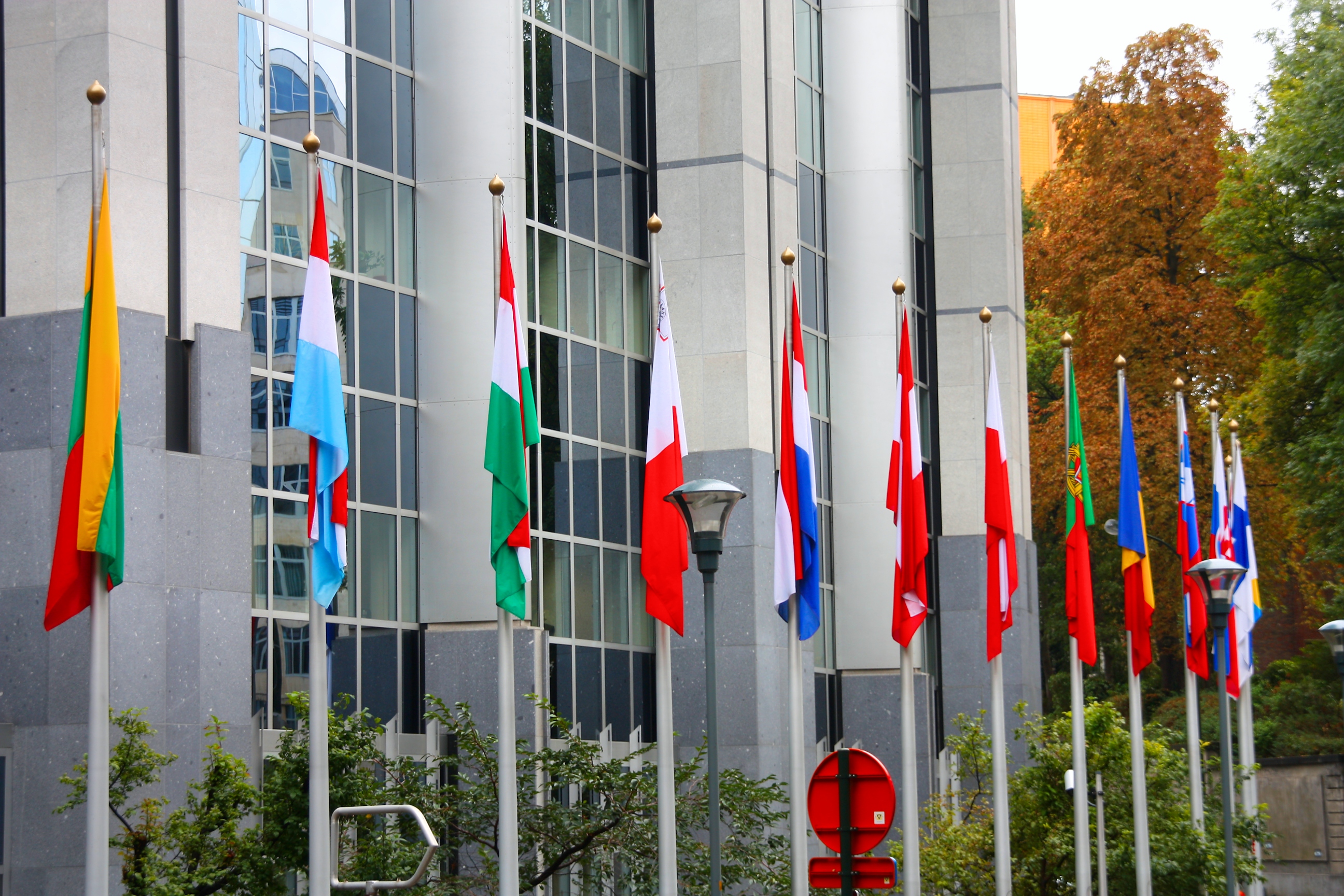 Drapeaux des pays européens devant le Parlement européen à Bruxelles